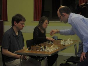 Matthew takes on Christopher Kreuzer and Nette Robinson at 5-min simultaneous blitz! Photo by kind permission of Richard James.